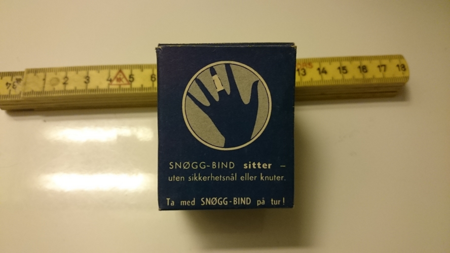 Snøgg-bind (gassbind/bandasje) pappeske med innhold